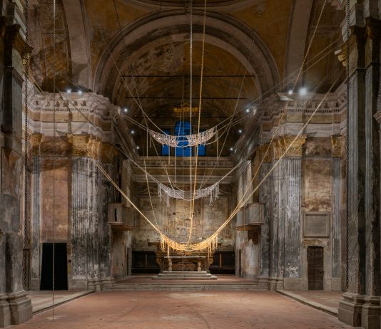 Monica Bonvicini, desacralizzare il potere: l’installazione nella chiesa di San Carlo a Cremona Monica Bonvicini, And Rose, veduta dell'installazione, Chiesa di San Carlo, Cremona, 2024