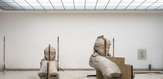 Elogio alla finzione: alla Fondazione Sandretto la prima personale italiana di Mark Manders