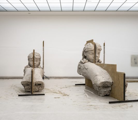 Elogio alla finzione: alla Fondazione Sandretto la prima personale italiana di Mark Manders