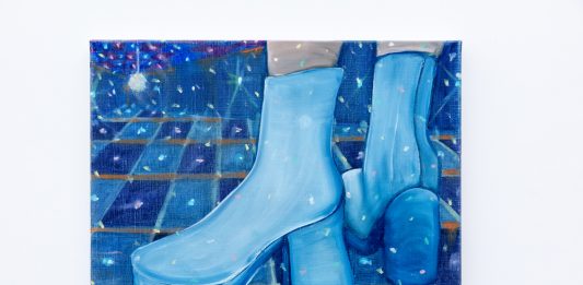 Kyvéli Zoi, scarpe e vite immaginate, alla Galleria Acappella di Napoli