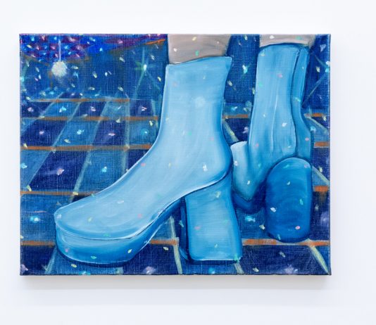 Kyvéli Zoi, scarpe e vite immaginate, alla Galleria Acappella di Napoli