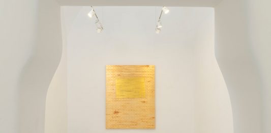 Jenny Holzer, la parola che illumina: la mostra allo Studio Trisorio di Napoli Jenny Holzer, Denied, veduta della mostra, Studio Trisorio, Napoli, 2024, ph. Francesco Squeglia