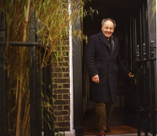 Addio a Frank Auerbach: il pittore che diede una forma al caos dell’esistenza