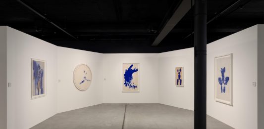 A Lugano i poli opposti guardano il mondo. Il vuoto e il pieno: opere di Yves Klein e Arman a confronto