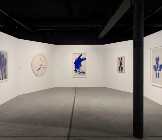 A Lugano i poli opposti guardano il mondo. Il vuoto e il pieno: opere di Yves Klein e Arman a confronto