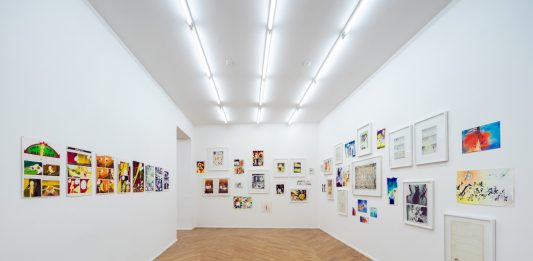 Casa Di Marino esplode di storie: a Napoli, la mostra di Marcello Jori Marcello Jori, Pensiero dipinto in movimento scritto, veduta della mostra, Casa Di Marino, Napoli, 2024