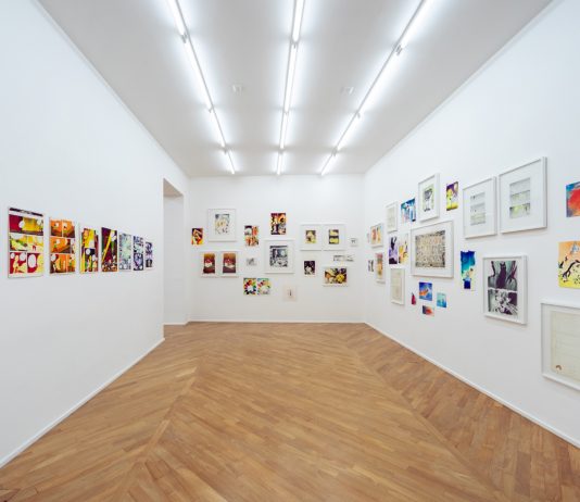 Casa Di Marino esplode di storie: a Napoli, la mostra di Marcello Jori Marcello Jori, Pensiero dipinto in movimento scritto, veduta della mostra, Casa Di Marino, Napoli, 2024