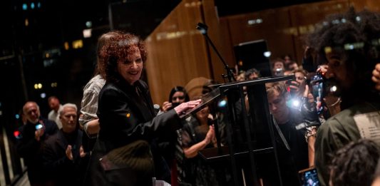 Nan Goldin scatena le polemiche alla Neue Nationalgalerie: parla di Gaza e critica apertamente la Germania