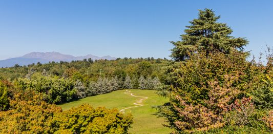 In Piemonte va in vendita una tenuta storica con un’opera di Land Art