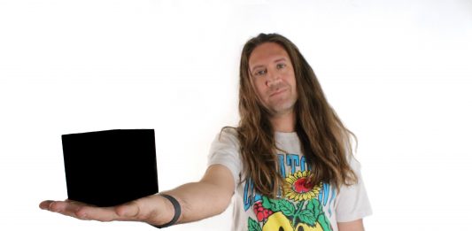 La guerra dei colori: Stuart Semple cambia nome in Anish Kapoor