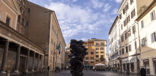 Tony Cragg a cielo aperto: forme biomorfe nelle piazze di Roma