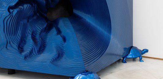 Stratificazioni digitali e attenzioni artigianali: sono le opere di Seçkin Pirim alla Triennale di Milano