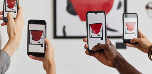 Benessere digitale: che effetti può avere sul cervello guardare l’arte attraverso gli schermi?