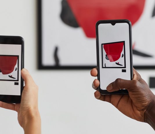 Benessere digitale: che effetti può avere sul cervello guardare l’arte attraverso gli schermi?