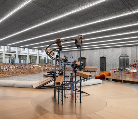 Armonie mediorientali e ritmi universali in Fondazione Prada a Milano