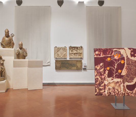 Alessandro Roma, vestirsi di paesaggio: Lorenzo Balbi intervista l’artista Alessandro Roma, Vestirsi paesaggio, Vedute di allestimento, Museo Civico Medievale, Bologna, 2024-2025. Foto Manuel Montesano, Courtesy l’artista