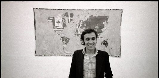 Alighiero oltre lo specchio: intervista ad Agata Boetti e Giorgio Colombo Alighiero Boetti all'inaugurazione della mostra davanti alla prima Mappa, realizzata in Afghanistan nel 1971 Galleria Toselli, via Melzo 34, Milano