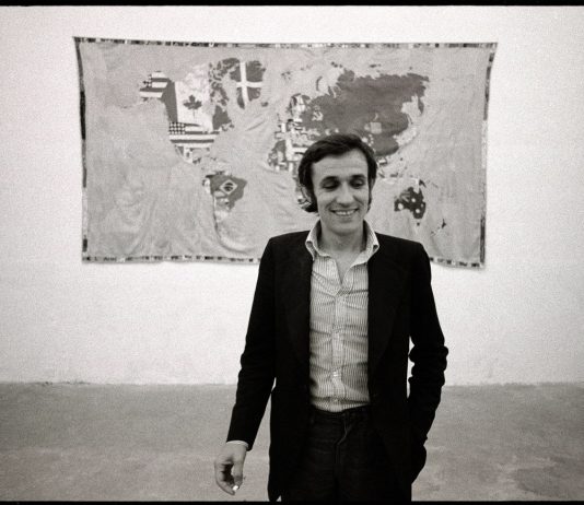 Alighiero oltre lo specchio: intervista ad Agata Boetti e Giorgio Colombo Alighiero Boetti all'inaugurazione della mostra davanti alla prima Mappa, realizzata in Afghanistan nel 1971 Galleria Toselli, via Melzo 34, Milano