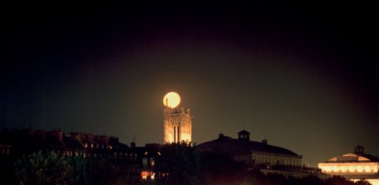 Parigi, JR reinventa il Pont Neuf: omaggio a Christo e Jeanne-Claude
