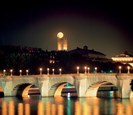 Parigi, JR reinventa il Pont Neuf: omaggio a Christo e Jeanne-Claude