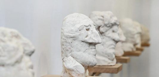 Andrea Fogli, figure senza nome: la mostra alle Gallerie Riunite di Napoli Andrea Fogli, Figure senza nome (Maschere), veduta della mostra, Gallerie Riunite, Napoli, 2024