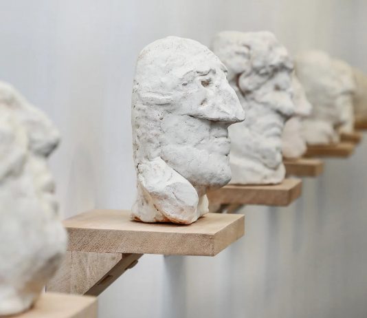 Andrea Fogli, figure senza nome: la mostra alle Gallerie Riunite di Napoli Andrea Fogli, Figure senza nome (Maschere), veduta della mostra, Gallerie Riunite, Napoli, 2024