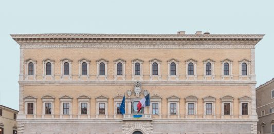 Un Dado restaurato: Palazzo Farnese di Roma svela la nuova facciata