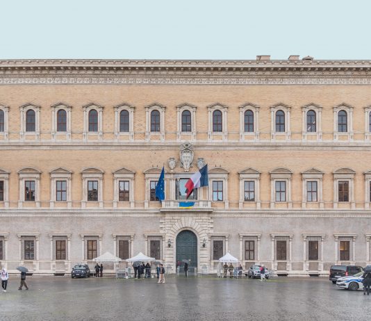 Un Dado restaurato: Palazzo Farnese di Roma svela la nuova facciata