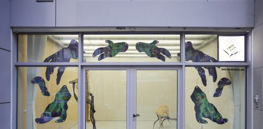 Borderland, il corpo come spazio liminale: sei artisti in mostra a Parigi BORDERLAND, veduta parziale della mostra, dicembre 2024, Confort Mental, Paris,