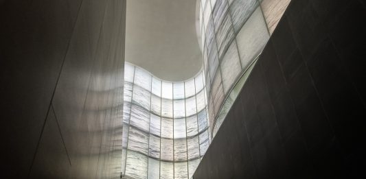 A Milano l’architettura del MUDEC diventa un acquario della memoria: è la nuova installazione di Adrian Paci