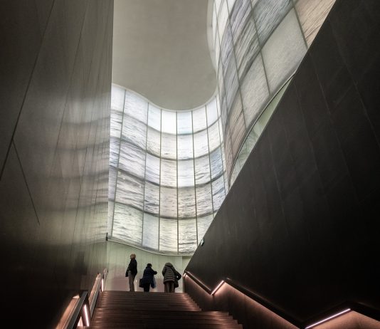 A Milano l’architettura del MUDEC diventa un acquario della memoria: è la nuova installazione di Adrian Paci