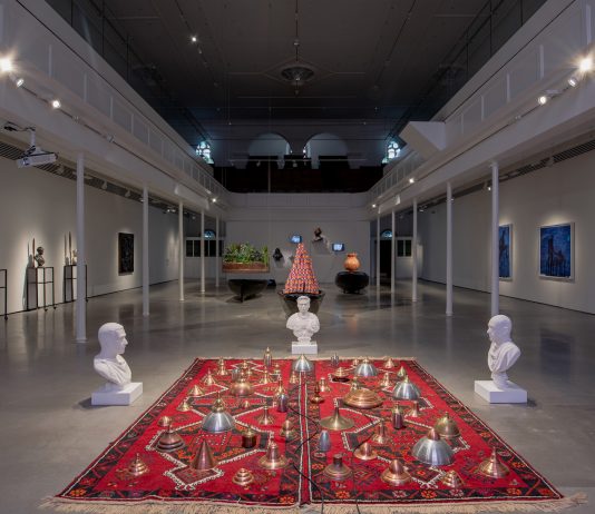 Saremo mai abbastanza? Osman Yousefzada al The Box di Plymouth esplora le profonde disuguaglianze tra il Nord e il Sud del mondo