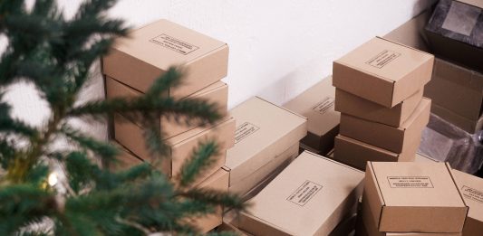 I regali di Natale di Jenny Holzer per i bambini colpiti dalla guerra in Ucraina Backstage from the assembling and packing of the gift kits by Jenny Holzer at the UMCA office in Kyiv. Photo courtesy of UMCA by Nika Treytyak, Ilya Zabolotnyi, Anna-Maria Kucherenko