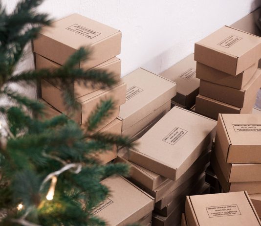 I regali di Natale di Jenny Holzer per i bambini colpiti dalla guerra in Ucraina Backstage from the assembling and packing of the gift kits by Jenny Holzer at the UMCA office in Kyiv. Photo courtesy of UMCA by Nika Treytyak, Ilya Zabolotnyi, Anna-Maria Kucherenko