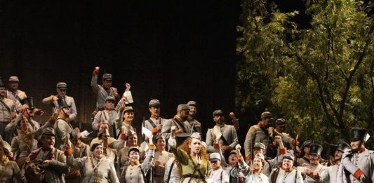 Prima della Scala a Milano: trionfo, polemiche e una maledizione che persiste