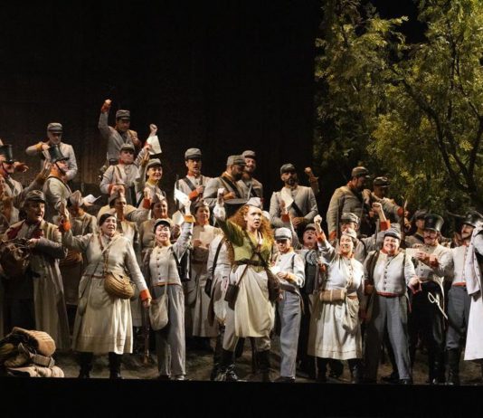 Prima della Scala a Milano: trionfo, polemiche e una maledizione che persiste