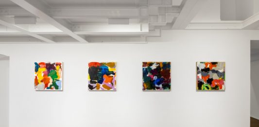 Lasciarsi toccare dal colore. La pittura di Ingrid Floss sbarca in Italia