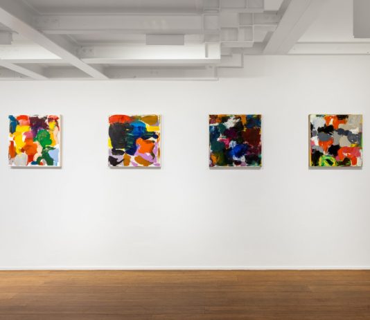 Lasciarsi toccare dal colore. La pittura di Ingrid Floss sbarca in Italia