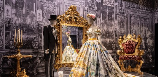 Francia, un anno all’insegna della moda: ecco le mostre del 2025 nei principali musei Installation view of the exhibition at Grand Palais Paris © Mark Blower Photography