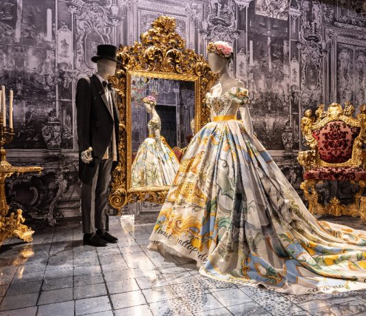 Francia, un anno all’insegna della moda: ecco le mostre del 2025 nei principali musei Installation view of the exhibition at Grand Palais Paris © Mark Blower Photography