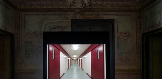 La memoria dei luoghi: Gregor Schneider alla Fondazione Morra Greco Gregor Schneider, Bauen und Töten, veduta della mostra, Fondazione Morra Greco, Napoli, 2024