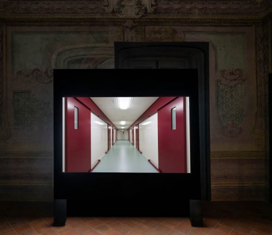 La memoria dei luoghi: Gregor Schneider alla Fondazione Morra Greco Gregor Schneider, Bauen und Töten, veduta della mostra, Fondazione Morra Greco, Napoli, 2024