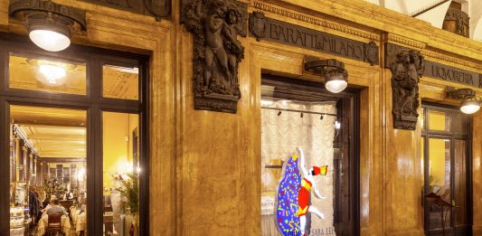 Torino, la vetrina di Baratti & Milano diventa opera d’arte, ricordando Luca Beatrice Marco Lodola, Barattola, vetrina Baratti & Milano, Torino, 2025