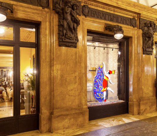 Torino, la vetrina di Baratti & Milano diventa opera d’arte, ricordando Luca Beatrice Marco Lodola, Barattola, vetrina Baratti & Milano, Torino, 2025