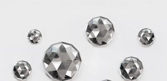 Diffusa nel tempo e sperimentale, Private Atlas ripercorre a Milano 35 anni di ricerca e attività di Chiara Dynys