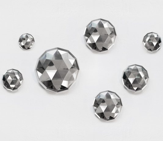 Diffusa nel tempo e sperimentale, Private Atlas ripercorre a Milano 35 anni di ricerca e attività di Chiara Dynys