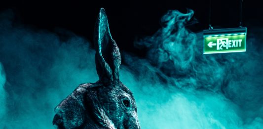 Enigma di un abbraccio, la danza di Giovanni Leonarduzzi a Trieste Giovanni Leonarduzzi, Enigma di un abbraccio, Ph Nio Michael Gigante