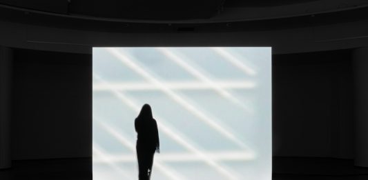 Le immagini delle telecamere di sorveglianza diventano una nuova rappresentazione del reale: la mostra a Termoli Irene Fenara, Le Buone Ombre, 2024, Installation view al MACTE di Termoli. Foto © Gianluca Di Ioia