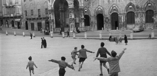 L’Italia raccontata da Cartier-Bresson e Moncalvo: la nuova stagione di Camera a Torino