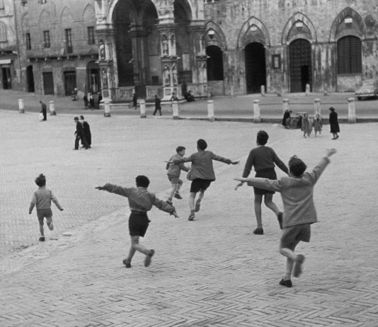 L’Italia raccontata da Cartier-Bresson e Moncalvo: la nuova stagione di Camera a Torino
